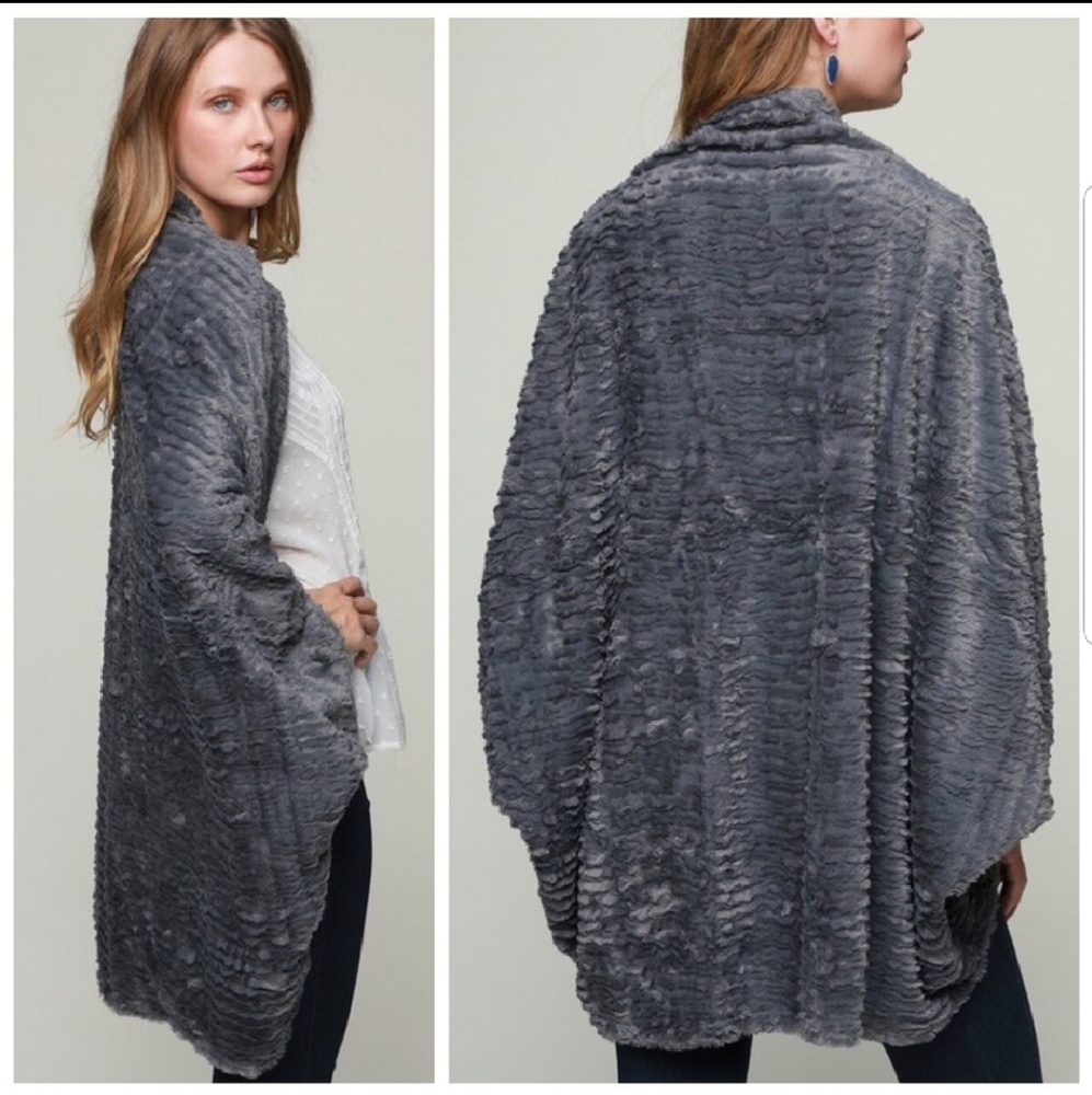 🎉 HOST PICK 🎉 Faux Fur Shawl - Picture 3 of 5